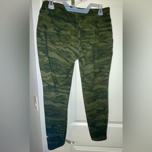 Women’s Camouflage leggings, stretchy cotton pants. Size large. Back pockets.